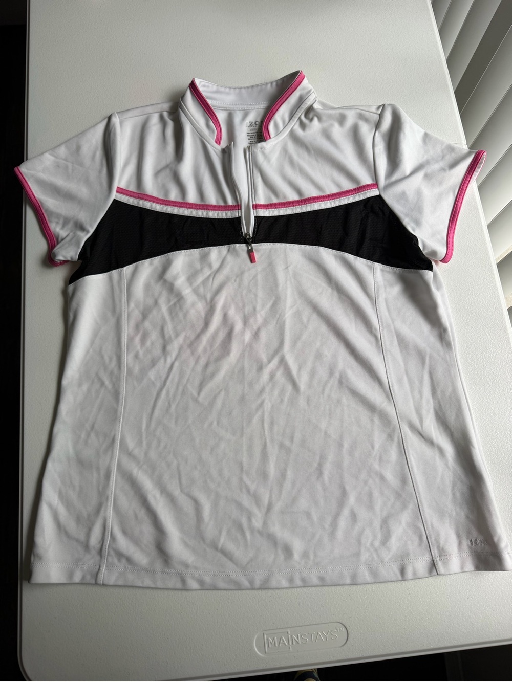 Izod women’s golf polo shirt with black panel and pink trim, size L T0101